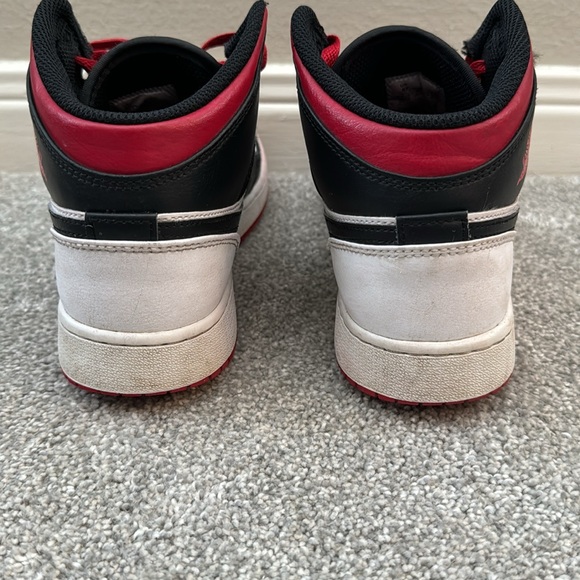 Air Jordans size- Youth 6 - Picture 4 of 9